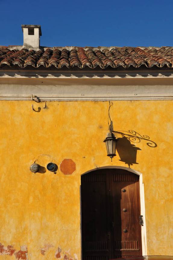 Cores fortes e arquitetura colonial em Antigua, na Guatemala